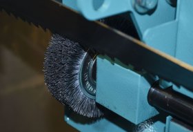 Separat angetriebene Spänebürste