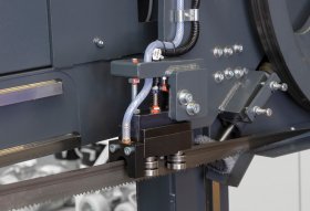 Automatic electronic cutting pressure control