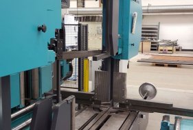 Self-adjusting profile clamping
