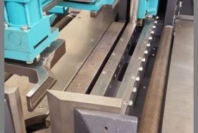 Automatic material clamping