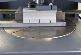 Rotary table for mitre cuts