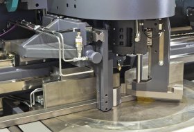 Swiveling vertical clamping device