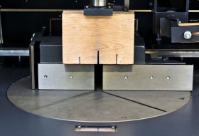 Rotary table for mitre cuts