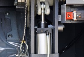 Hydropneumatic saw blade feed