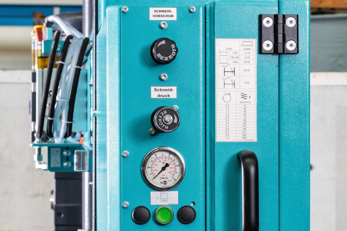 Oneindig verstelbare hydraulische zaagbandvoeding