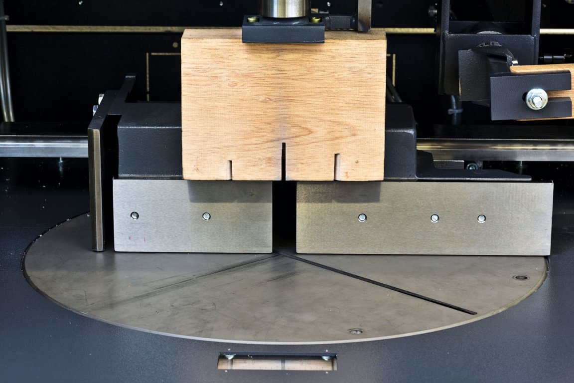 Table rotative pour coupes d'onglet