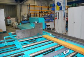 Universal measuring system on the outfeed side for sawing machines