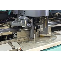 Swiveling top clamp allows ultrashort remnant lengths