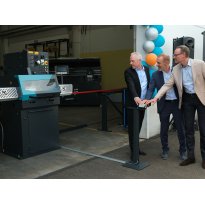 Instead of cutting a ribbon: at the touch of a button, Lörrach's Mayor Jörg Lutz activated a specially produced circular saw that symbolically cut through a metal bar. Also present: Rene Eger, Managing Director of KALTENBACH Cutting Systems GmbH, and Stephan Toxopeüs, CEO of the KALTENBACH Group.